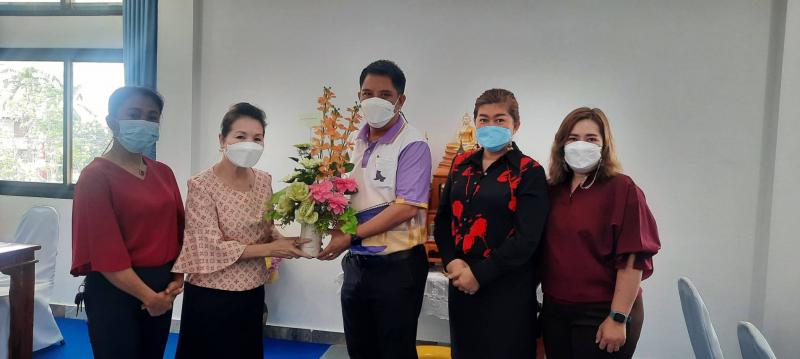 8. มอบกระเช้าดอกไม้แสดงความยินดี นายวรรธน์  ฉายอภิรักษ์ นายอำเภอขาณุวรลักษบุรี 