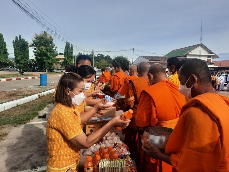 2. พิธีทำบุญตักบาตรถวายพระราชกุศล (ตักบาตรข้าวสาร-อาหารแห้ง) 