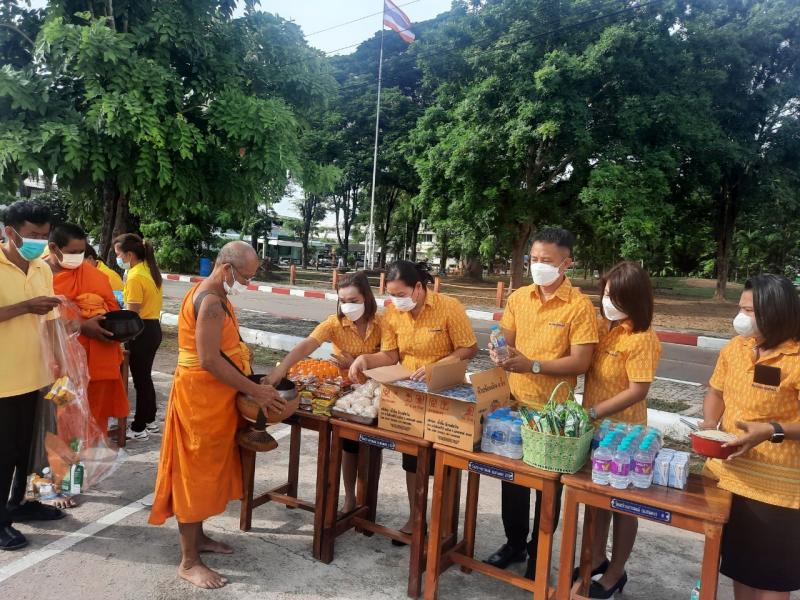 3. พิธีทำบุญตักบาตรถวายพระราชกุศล (ตักบาตรข้าวสาร-อาหารแห้ง) 