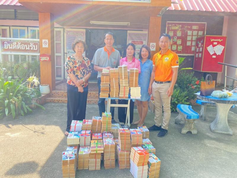 2.  รับบริจาคหนังสือจาก คุณมธุรส  ชุนณวงษ์  ให้กับห้องสมุดประชาชนอำเภอขาณุวรลักษบุรี 