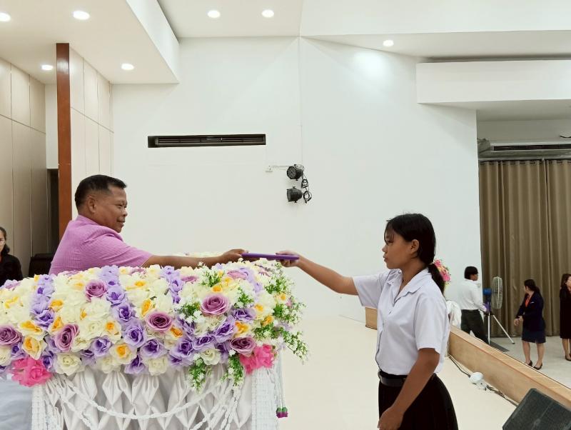 2. เข้าร่วมพิธีมอบประกาศนียบัตร ให้กับผู้จบการศึกษา ภาคเรียนที่ 2/2567