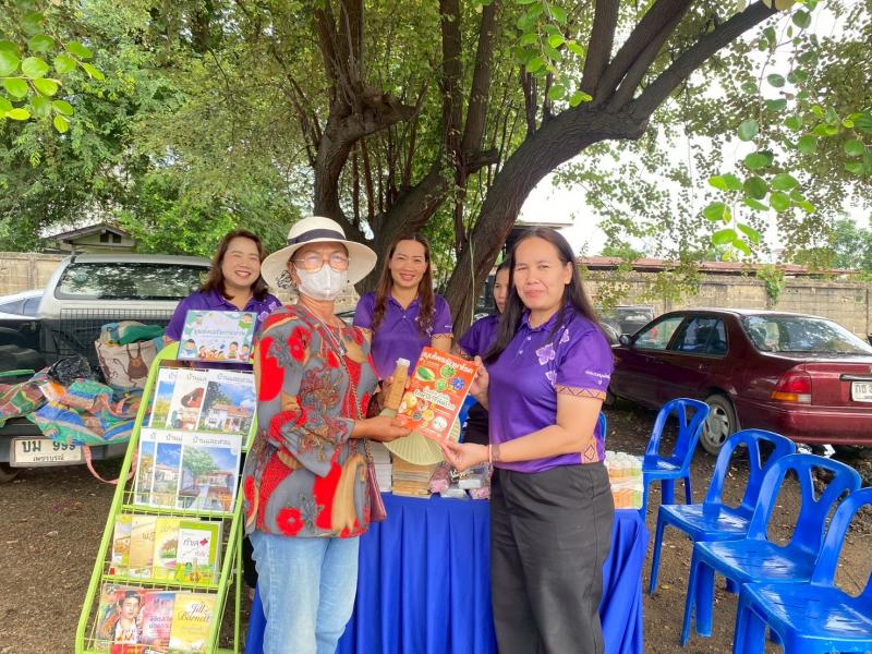 2. โครงการห้องสมุดเคลื่อนที่สำหรับชาวตลาด