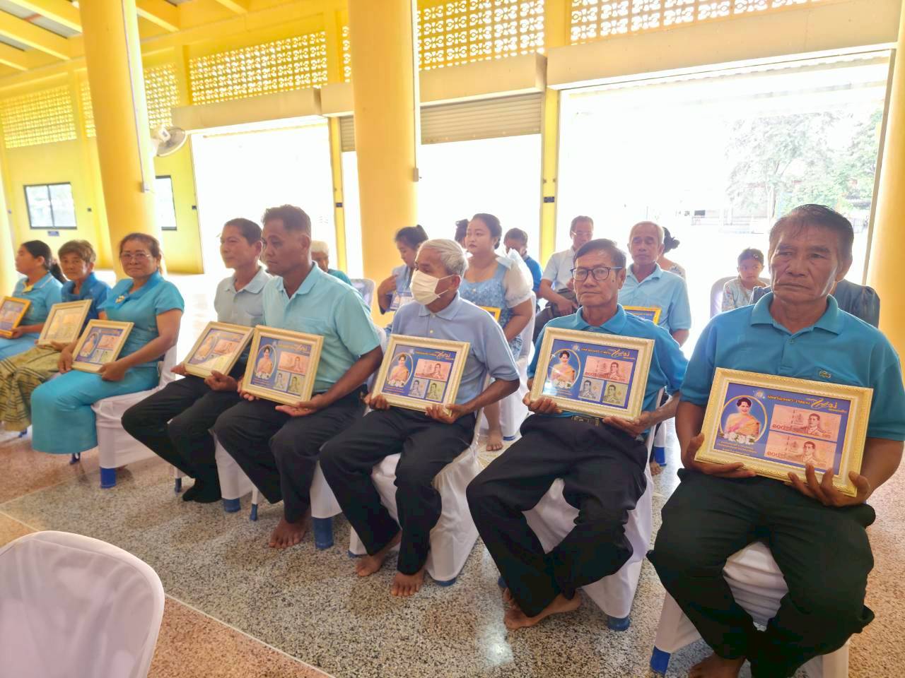 เข้าร่วมพิธีแลกเงินขวัญถุงพระราชทานกองทุนแม่ของแผ่นดิน 