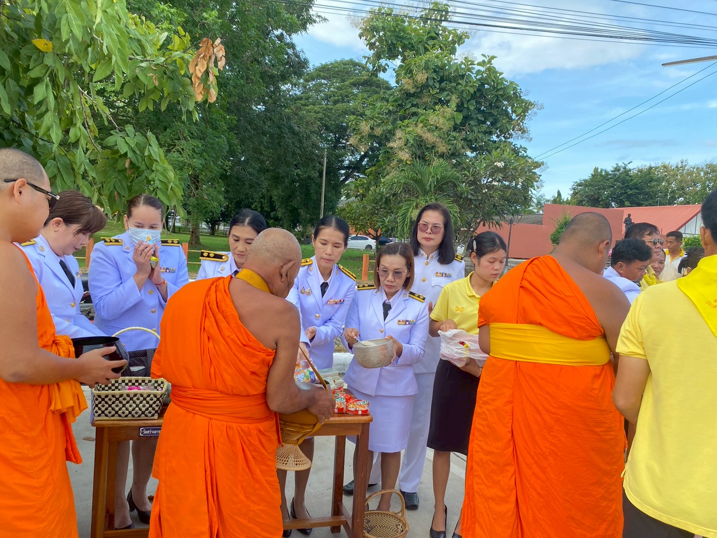 เข้าร่วมกิจกรรมน้อมรำลึกในพระมหากรุณาธิคุณ  เนื่องในวันนวมินทรมหาราช วันคล้ายวันสวรรคต พระบาทสมเด็จพระบรมชนกาธิเบศร มหาภูมิพลอดุลยเดชมหาราช บรมนาถบพิตร 