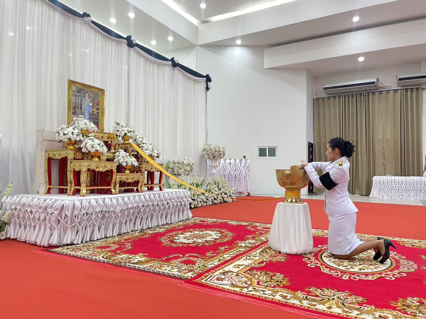 เข้าร่วมพิธีสรงน้ำพระบรมศพเบื้องหน้า พระฉายาลักษณ์เพื่อเป็นการถวายพระเกียรติยศ และแสงความอาลัยต่อ สมเด็จพระนางเจ้าสิริกิติ์ พระบรมราชินีนาถ พระบรมราชชนนีพันปีหลวง 