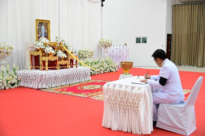 1. เข้าร่วมพิธีสรงน้ำพระบรมศพเบื้องหน้า พระฉายาลักษณ์เพื่อเป็นการถวายพระเกียรติยศ และแสงความอาลัยต่อ สมเด็จพระนางเจ้าสิริกิติ์ พระบรมราชินีนาถ พระบรมราชชนนีพันปีหลวง 