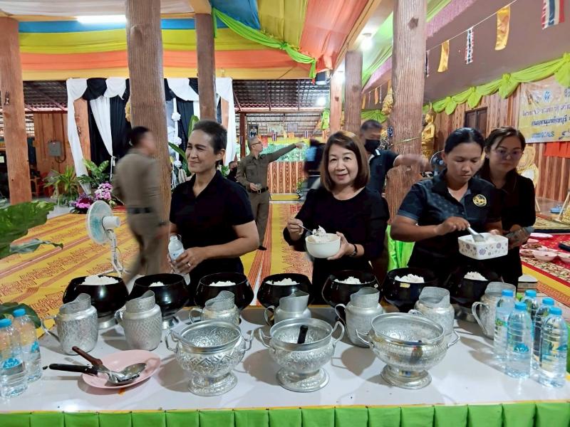 1. เข้าร่วมกิจกรรมทำบุญตักบาตรและรับบริจาคเพื่อช่วยเหลือผู้ด้อยโอกาส ครั้งที่ 10 ประจำปี 2568