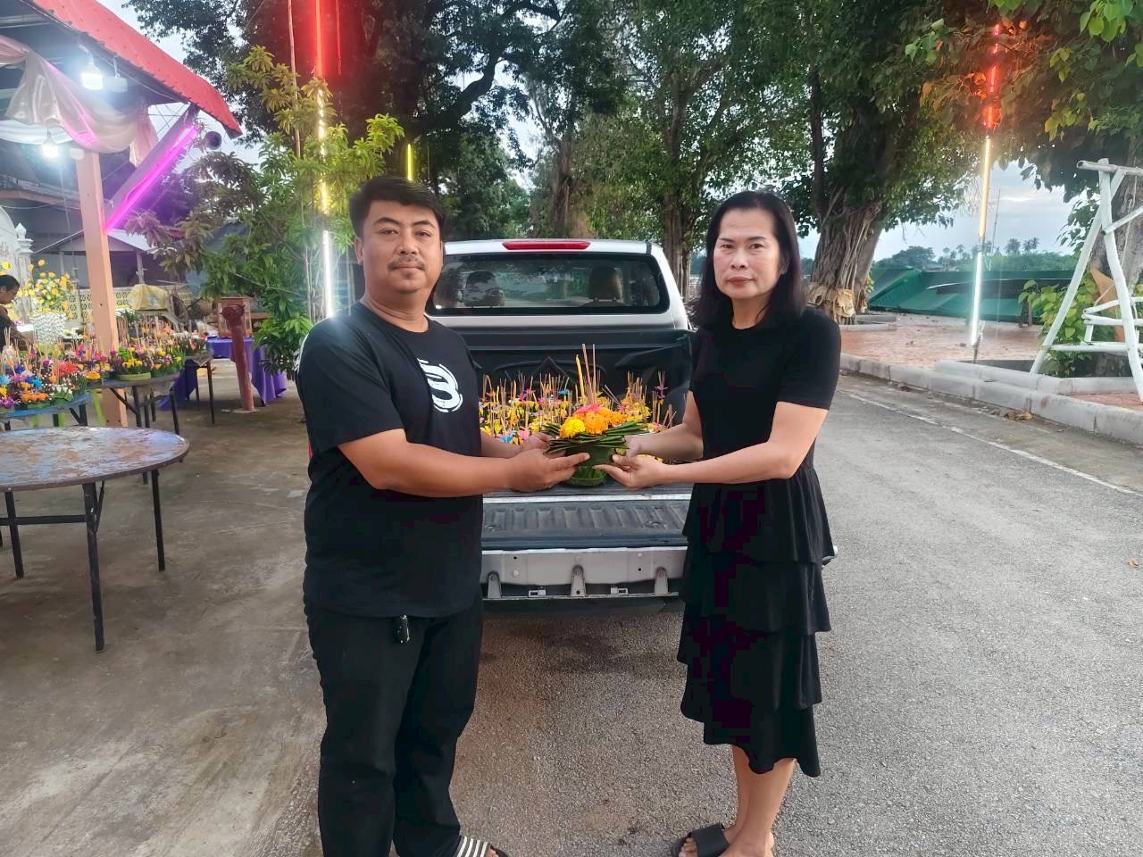 ประดิษฐ์กระทงจากวัสดุธรรมชาติเพื่อนำไปถวายวัด