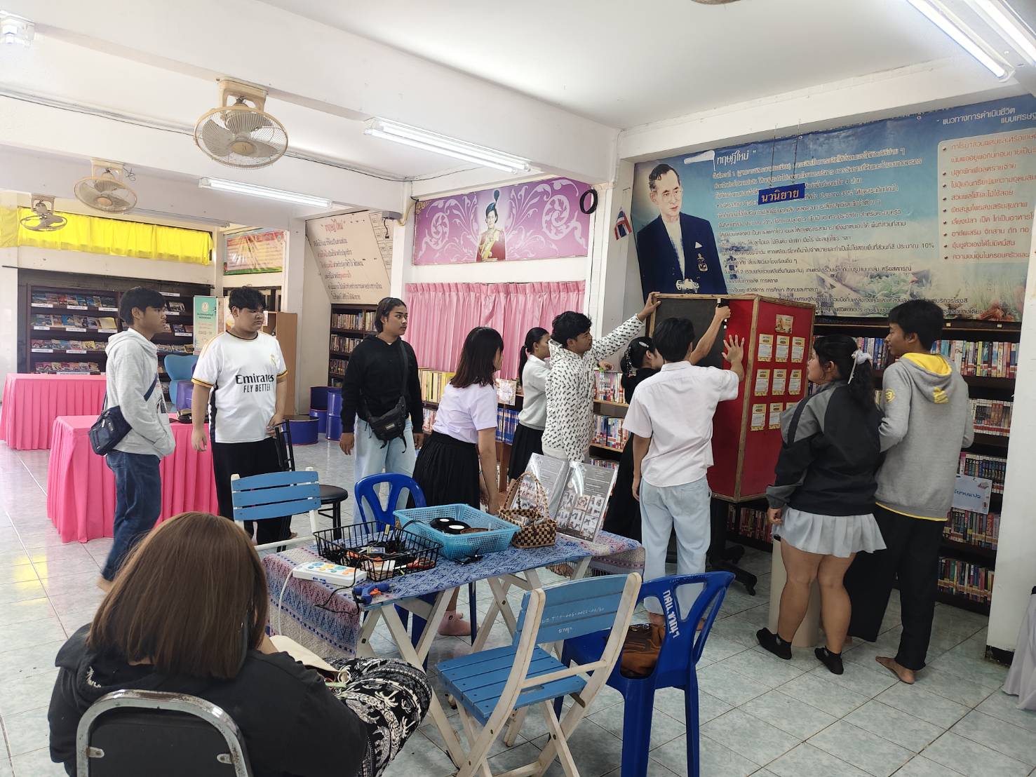 จัดกิจกรรมจิตอาสา สอนทำริบบิ้นดำ“ถวายความอาลัย