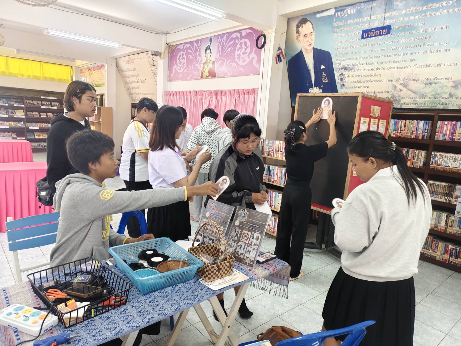 จัดกิจกรรมจิตอาสา สอนทำริบบิ้นดำ“ถวายความอาลัย