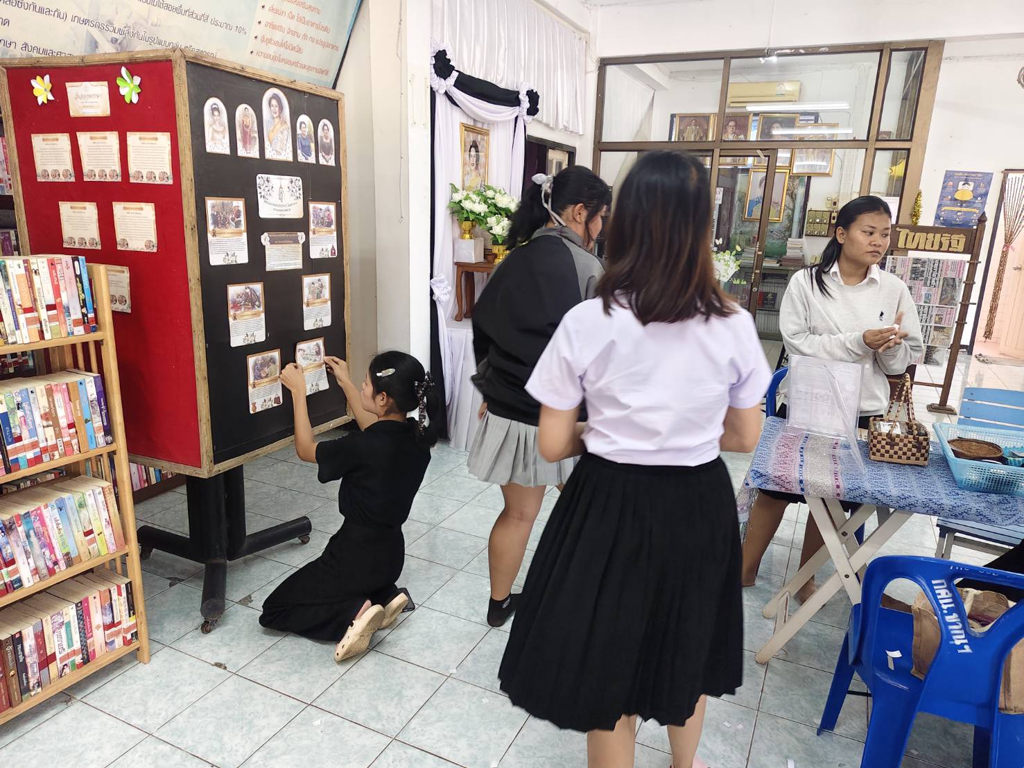 จัดกิจกรรมจิตอาสา สอนทำริบบิ้นดำ“ถวายความอาลัย