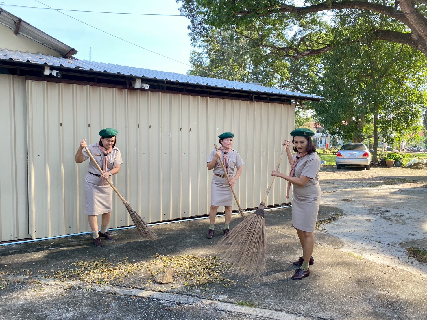 กิจกรรมเคารพธงชาติ  สวดมนต์ ไหว้พระ และกิจกรรมบำเพ็ญประโยชน์  เนื่องในวันคล้ายวันสวรรคต พระบาทสมเด็จพระมงกุฎเกล้าเจ้าอยู่หัว รัชกาลที่ 6 