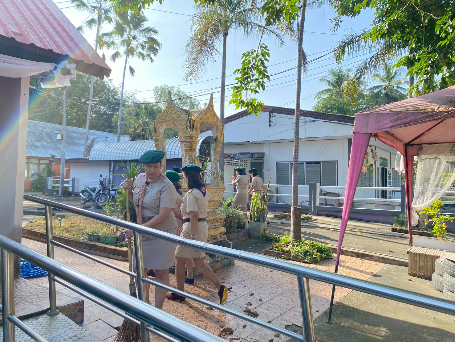 กิจกรรมเคารพธงชาติ  สวดมนต์ ไหว้พระ และกิจกรรมบำเพ็ญประโยชน์  เนื่องในวันคล้ายวันสวรรคต พระบาทสมเด็จพระมงกุฎเกล้าเจ้าอยู่หัว รัชกาลที่ 6 