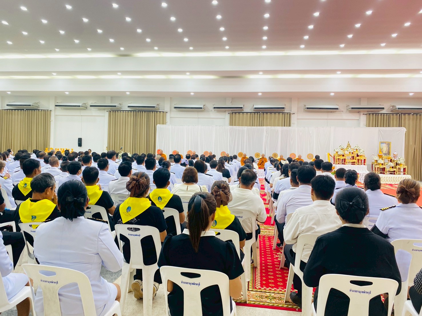 เข้าร่วม พิธีทำบุญตักบาตรข้าวสารอาหารแห้ง เพื่อถวายเป็นพระราชกุศล