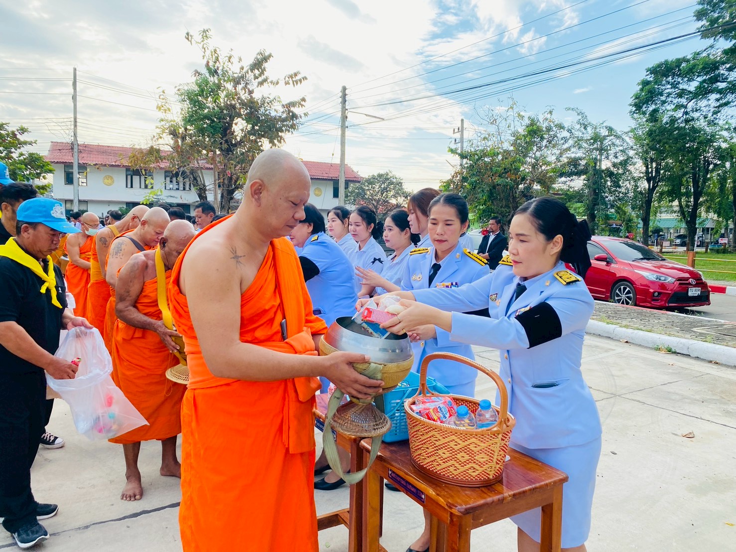 เข้าร่วม พิธีทำบุญตักบาตรข้าวสารอาหารแห้ง เพื่อถวายเป็นพระราชกุศล