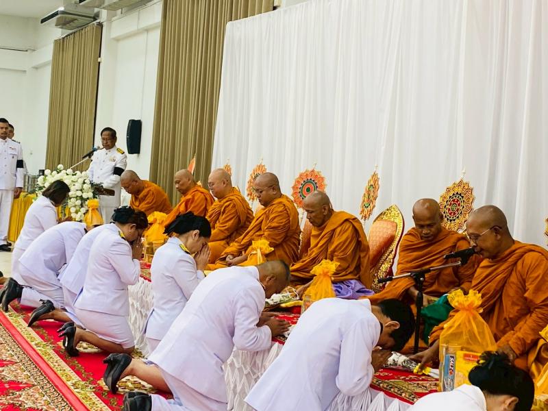 3. เข้าร่วม พิธีทำบุญตักบาตรข้าวสารอาหารแห้ง เพื่อถวายเป็นพระราชกุศล