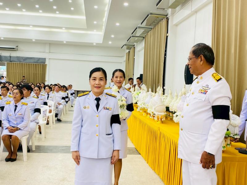 3. เข้าร่วม พิธีทำบุญตักบาตรข้าวสารอาหารแห้ง เพื่อถวายเป็นพระราชกุศล