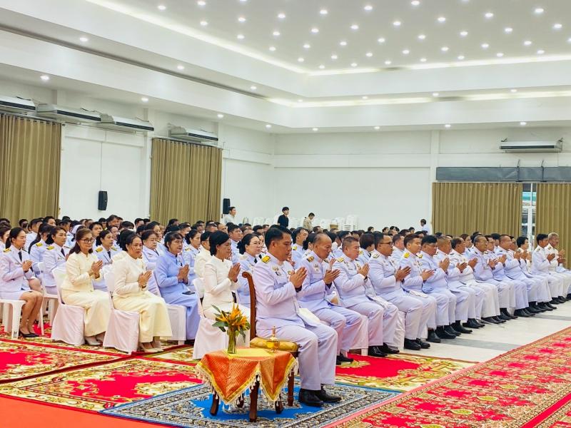 1. เข้าร่วม พิธีทำบุญตักบาตรข้าวสารอาหารแห้ง เพื่อถวายเป็นพระราชกุศล