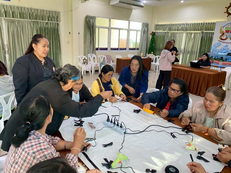 6. เป็นวิทยากร สอนการร้อยสร้อยข้อมือลูกปัดและการทำริบบิ้นไว้อาลัย