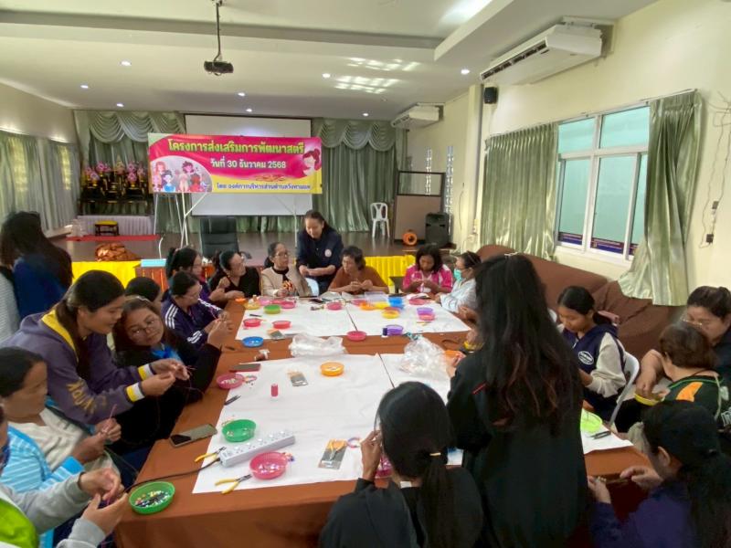 7. เป็นวิทยากร สอนการร้อยสร้อยข้อมือลูกปัดและการทำริบบิ้นไว้อาลัย