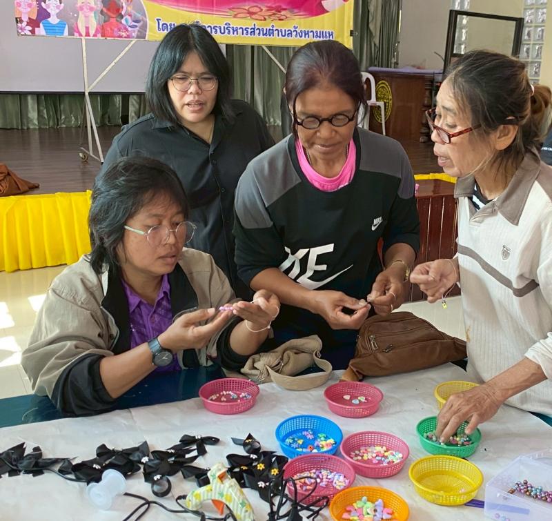 8. เป็นวิทยากร สอนการร้อยสร้อยข้อมือลูกปัดและการทำริบบิ้นไว้อาลัย