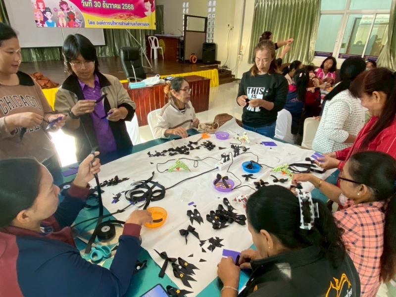 4. เป็นวิทยากร สอนการร้อยสร้อยข้อมือลูกปัดและการทำริบบิ้นไว้อาลัย