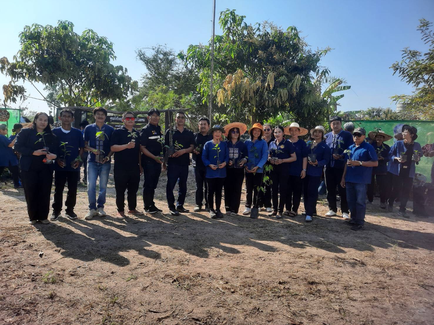 เข้าร่วมกิจกรรมเอามื้อสามัคคีระดับจังหวัด  โดยสำนักงานพัฒนาชุมชนจังหวัดกำแพงเพชร และคณะกรรมการเครือข่ายการดำเนินงาน “โคก หนอง นา” ระดับจังหวัดกำแพงเพชร