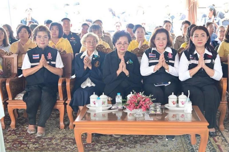 5. เข้าร่วมพิธีมอบสิ่งของ (ถุงยังชีพ)  ตามโครงการ “น้ำพระทัยพระราชทาน”