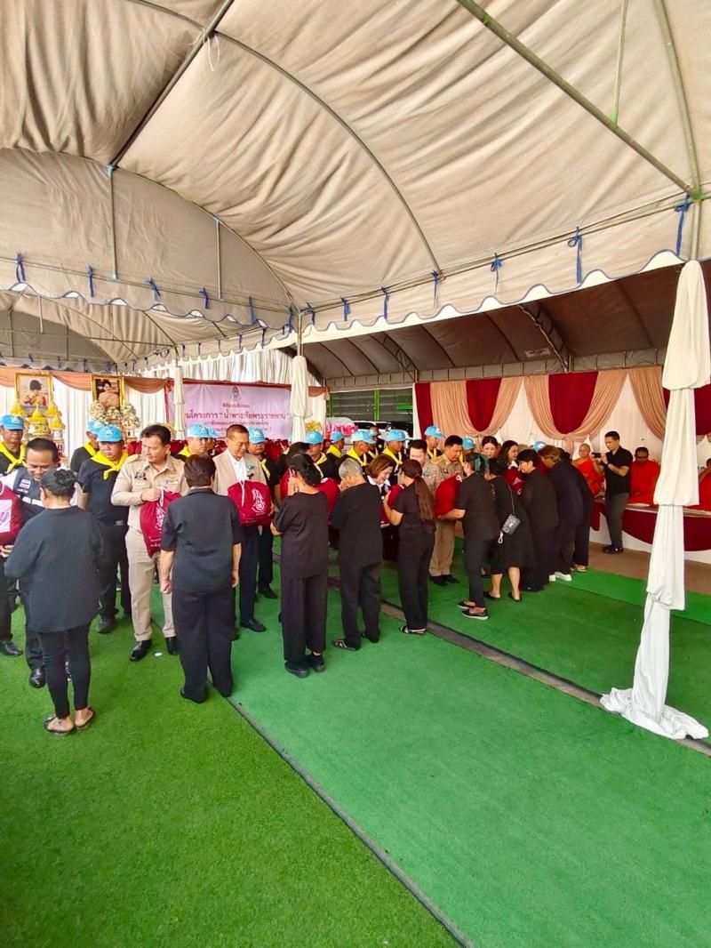 6. เข้าร่วมพิธีมอบสิ่งของ (ถุงยังชีพ)  ตามโครงการ “น้ำพระทัยพระราชทาน”