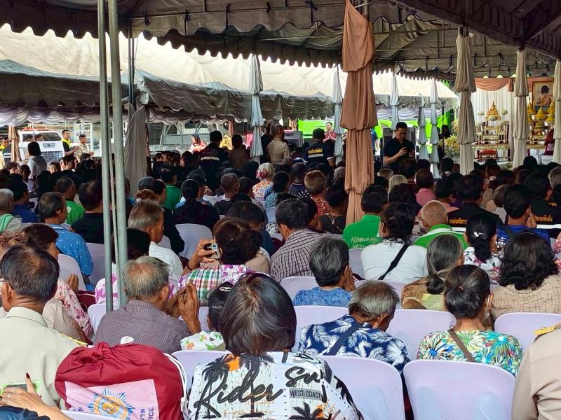 8. เข้าร่วมพิธีมอบสิ่งของ (ถุงยังชีพ)  ตามโครงการ “น้ำพระทัยพระราชทาน”