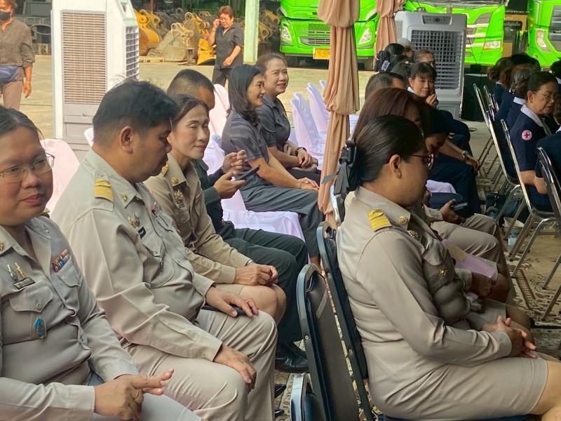 9. เข้าร่วมพิธีมอบสิ่งของ (ถุงยังชีพ)  ตามโครงการ “น้ำพระทัยพระราชทาน”