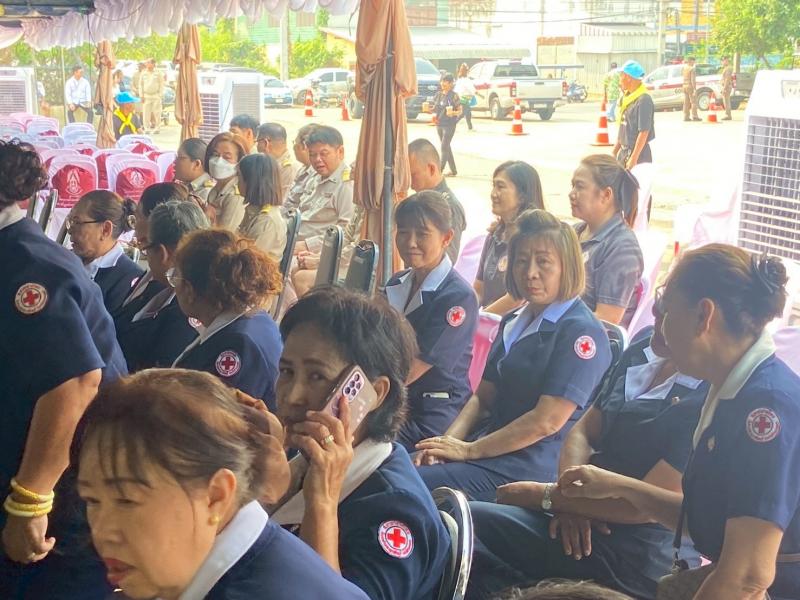 10. เข้าร่วมพิธีมอบสิ่งของ (ถุงยังชีพ)  ตามโครงการ “น้ำพระทัยพระราชทาน”