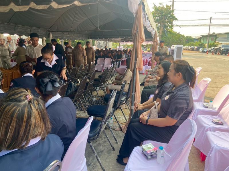 11. เข้าร่วมพิธีมอบสิ่งของ (ถุงยังชีพ)  ตามโครงการ “น้ำพระทัยพระราชทาน”