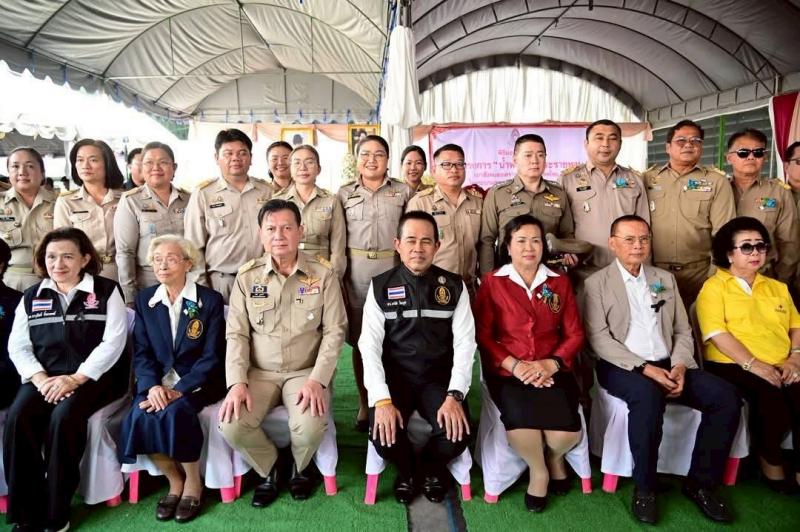3. เข้าร่วมพิธีมอบสิ่งของ (ถุงยังชีพ)  ตามโครงการ “น้ำพระทัยพระราชทาน”