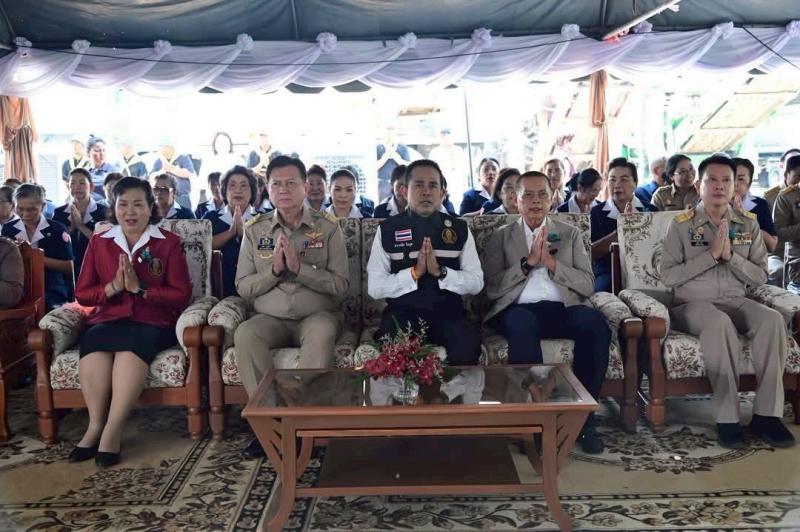 2. เข้าร่วมพิธีมอบสิ่งของ (ถุงยังชีพ)  ตามโครงการ “น้ำพระทัยพระราชทาน”
