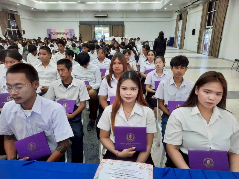 10. จัดกิจกรรมมอบประกาศนียบัตรแก่นักศึกษาที่สำเร็จการศึกษา