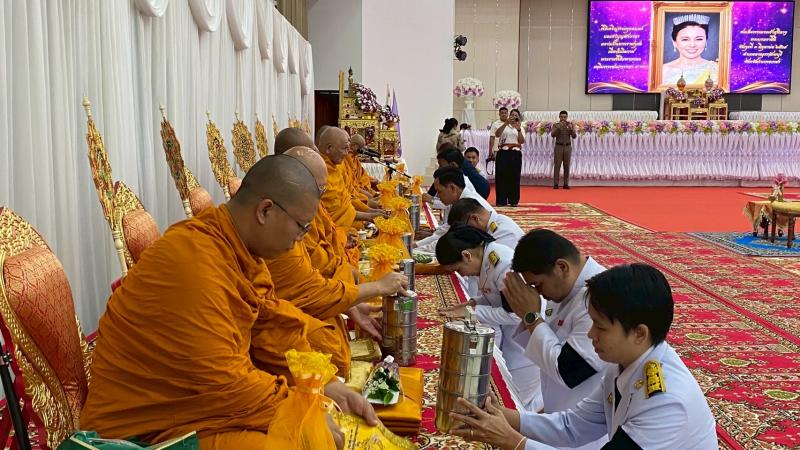 6. เข้าร่วมพิธีเจริญพระพุทธมนต์และทำบุญตักบาตรถวายพระราชกุศล  และร่วมพิธีถวายราชสักการะ วางพานพุ่ม และพิธีจุดเทียนถวายพระพรชัยมงคล เนื่องในโอกาสพระราชพิธีมหามงคลเฉลิมพระชนมพรรษา 4 รอบ