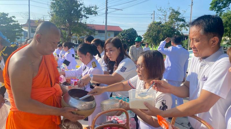 2.  เข้าร่วมพิธีเจริญพระพุทธมนต์และทำบุญตักบาตรถวายพระราชกุศล  และร่วมพิธีถวายราชสักการะ วางพานพุ่ม และพิธีจุดเทียนถวายพระพรชัยมงคล เนื่องในโอกาสพระราชพิธีมหามงคลเฉลิมพระชนมพรรษา 4 รอบ