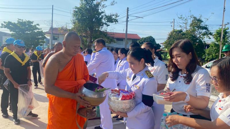 3.  เข้าร่วมพิธีเจริญพระพุทธมนต์และทำบุญตักบาตรถวายพระราชกุศล  และร่วมพิธีถวายราชสักการะ วางพานพุ่ม และพิธีจุดเทียนถวายพระพรชัยมงคล เนื่องในโอกาสพระราชพิธีมหามงคลเฉลิมพระชนมพรรษา 4 รอบ