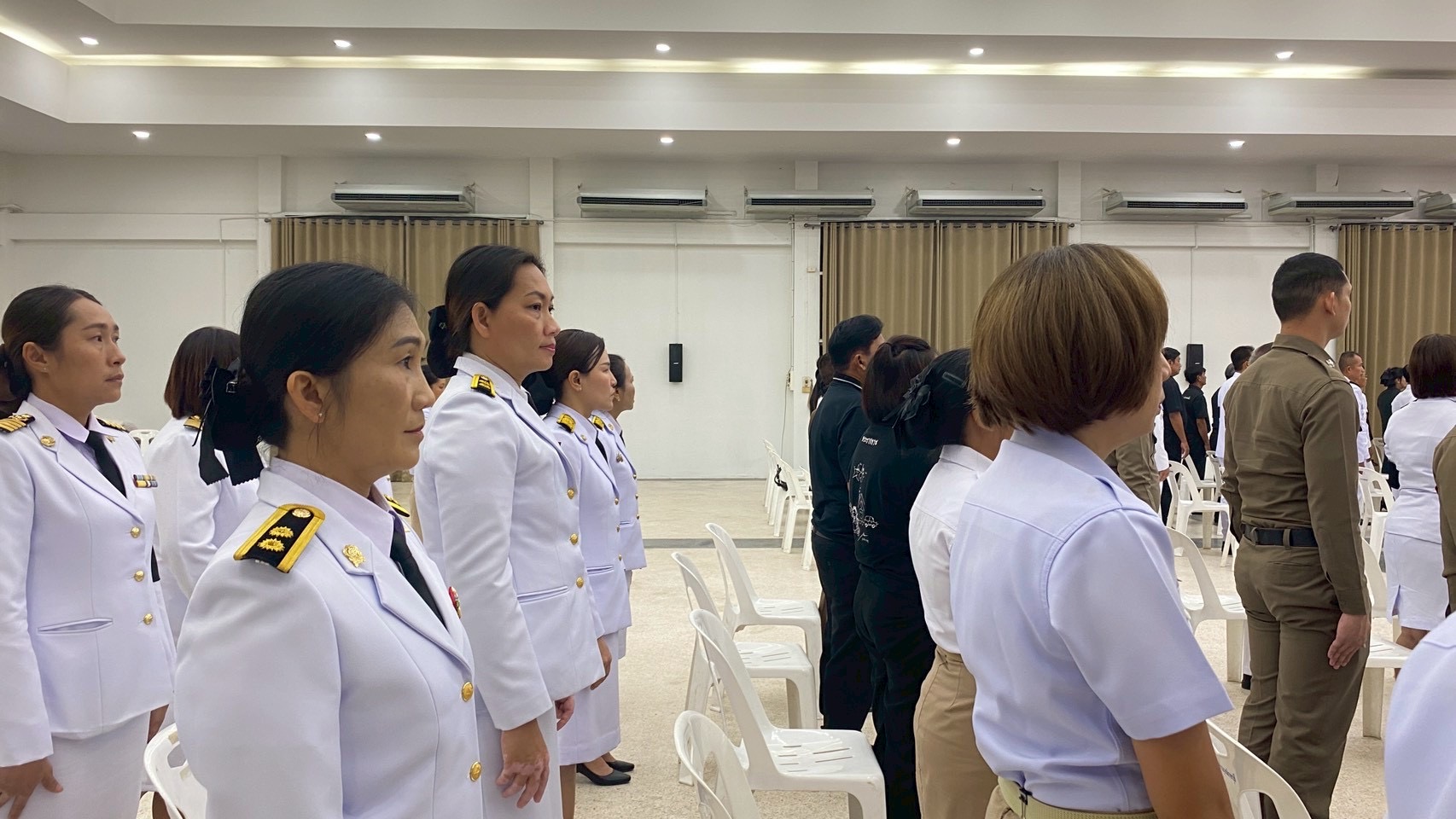 เข้าร่วมพิธีถวายน้ำสรงพระศพ เบื้องหน้าพระรูป สมเด็จพระเจ้าลูกเธอ เจ้าฟ้าพัชรกิติยาภา นเรนทิราเทพยวดี กรมหลวงราชสาริณีสิริพัชรมหาวัชรราชธิดา
