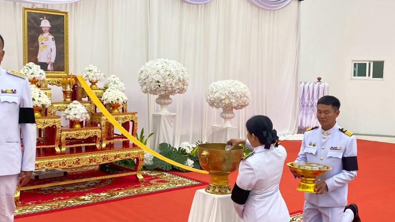 2. เข้าร่วมพิธีถวายน้ำสรงพระศพ เบื้องหน้าพระรูป สมเด็จพระเจ้าลูกเธอ เจ้าฟ้าพัชรกิติยาภา นเรนทิราเทพยวดี กรมหลวงราชสาริณีสิริพัชรมหาวัชรราชธิดา