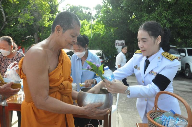 8. เข้าร่วมพิธีเจริญพระพุทธมนต์ และทำบุญตักบาตรถวายพระกุศล  เนื่องในโอกาสฉลองพระชนมายุ 99 พรรษา