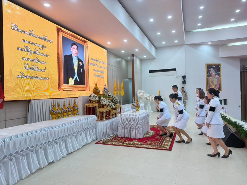 8. เข้าร่วมพิธีถวายเครื่องราชสักการะ วางพานพุ่ม และพิธีจุดเทียนถวายพระพรชัยมงคล เนื่องใน โอกาสวันเฉลิมพระชนมพรรษา พระบาทสมเด็จพระเจ้าอยู่หัว