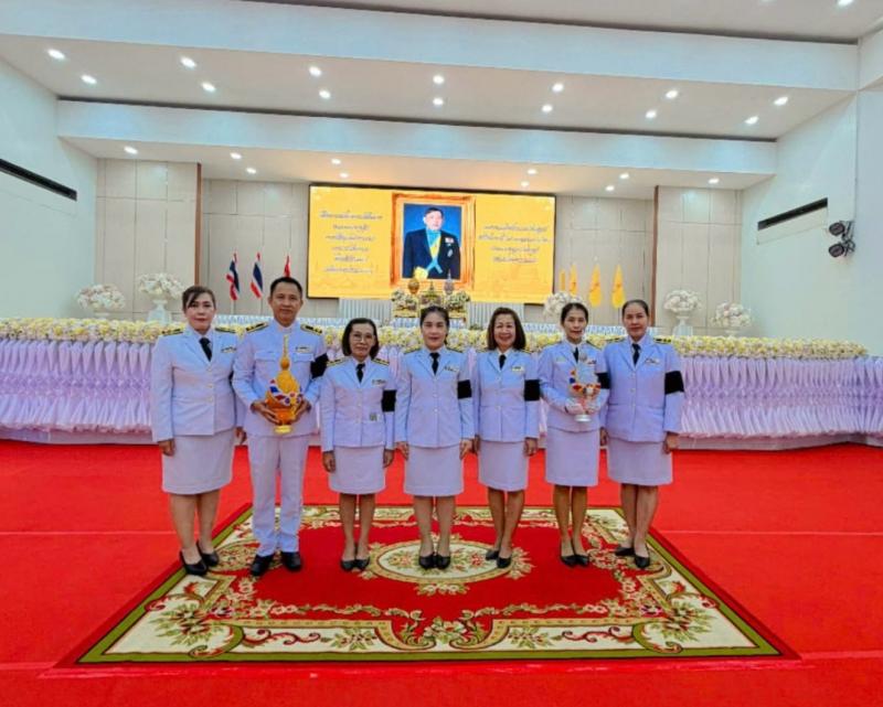 9. เข้าร่วมพิธีถวายเครื่องราชสักการะ วางพานพุ่ม และพิธีจุดเทียนถวายพระพรชัยมงคล เนื่องใน โอกาสวันเฉลิมพระชนมพรรษา พระบาทสมเด็จพระเจ้าอยู่หัว