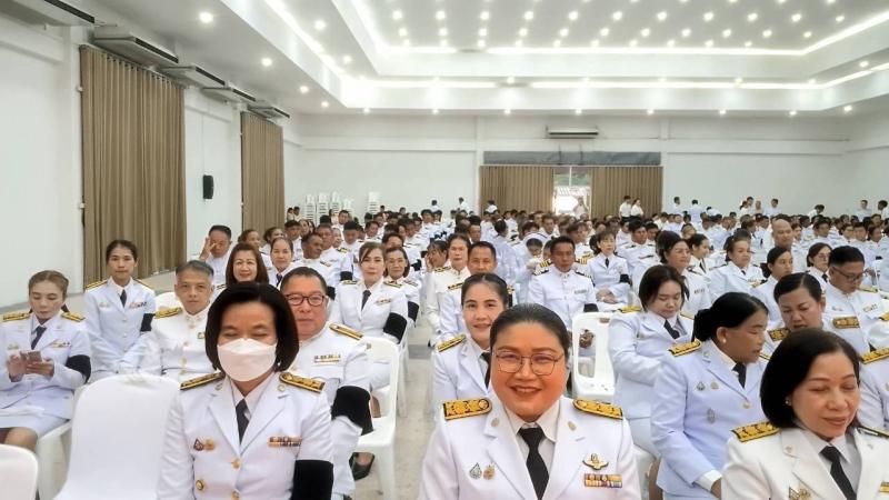 2. เข้าร่วมพิธีถวายเครื่องราชสักการะ วางพานพุ่ม และพิธีจุดเทียนถวายพระพรชัยมงคล เนื่องใน โอกาสวันเฉลิมพระชนมพรรษา พระบาทสมเด็จพระเจ้าอยู่หัว