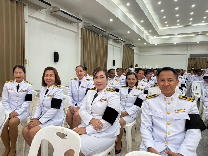 3. เข้าร่วมพิธีถวายเครื่องราชสักการะ วางพานพุ่ม และพิธีจุดเทียนถวายพระพรชัยมงคล เนื่องใน โอกาสวันเฉลิมพระชนมพรรษา พระบาทสมเด็จพระเจ้าอยู่หัว