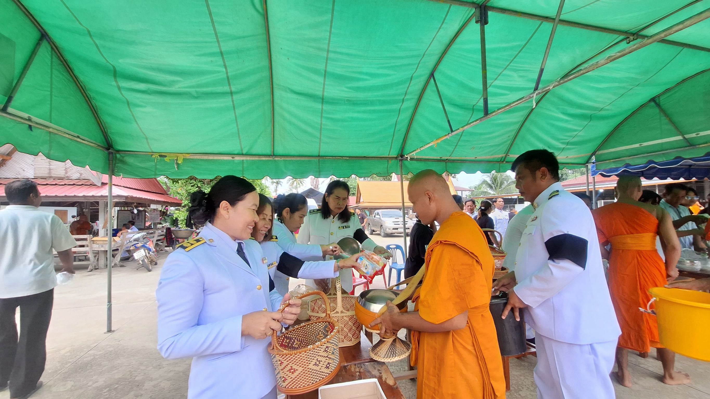 เข้าร่วมพิธีบำเพ็ญกุศล ทำบุญตักบาตร ข้าวสารอาหารแห้ง ในวาระครบ 50 วัน (ปัญญาสมวาร