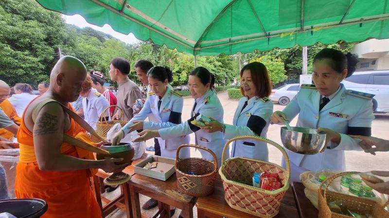 12. เข้าร่วมพิธีบำเพ็ญกุศล ทำบุญตักบาตร ข้าวสารอาหารแห้ง ในวาระครบ 50 วัน (ปัญญาสมวาร
