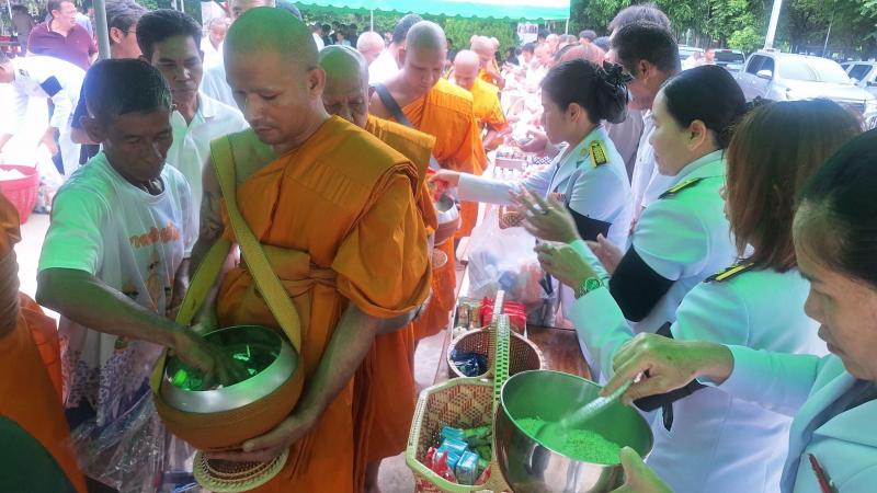 13. เข้าร่วมพิธีบำเพ็ญกุศล ทำบุญตักบาตร ข้าวสารอาหารแห้ง ในวาระครบ 50 วัน (ปัญญาสมวาร