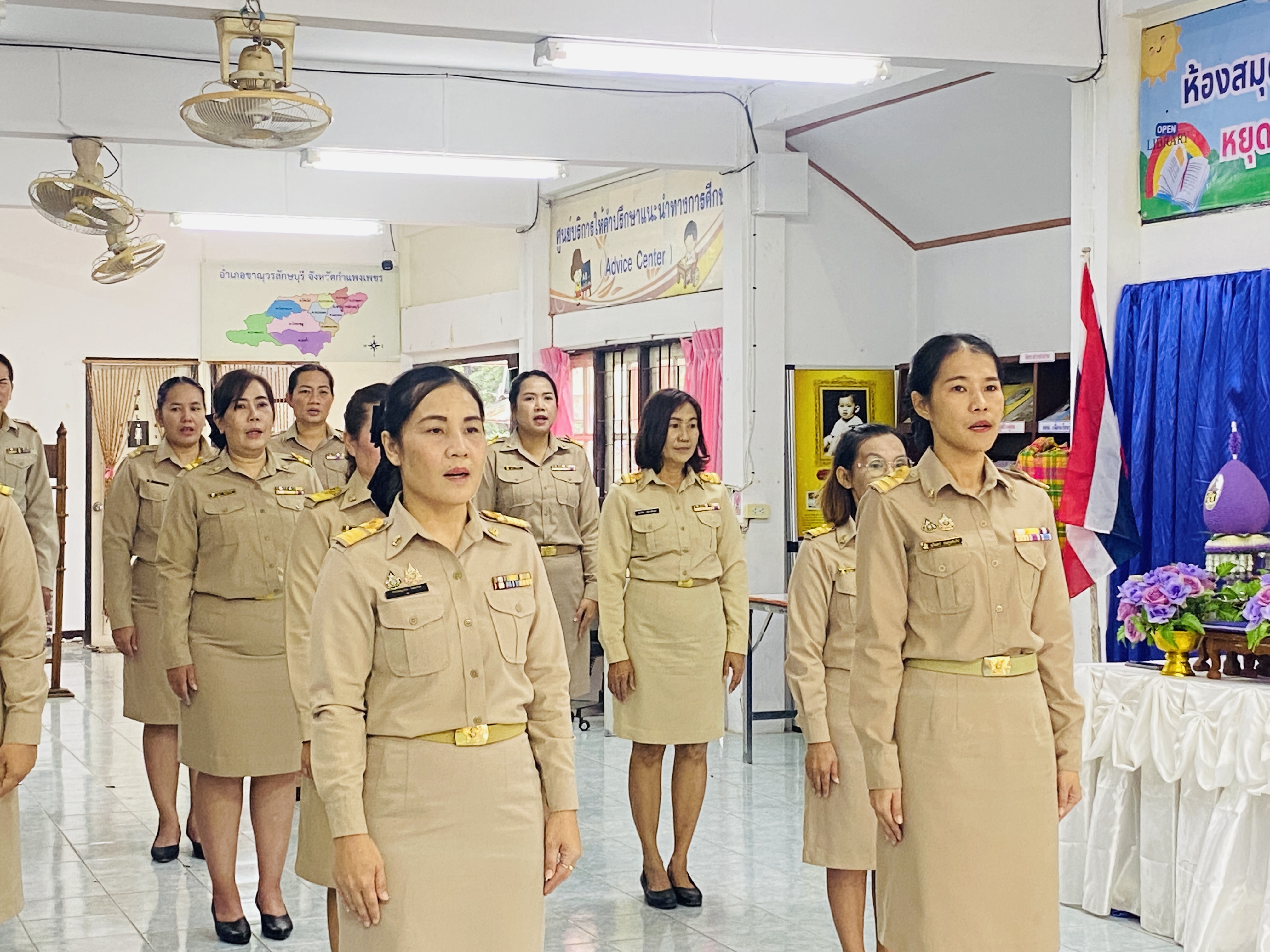 ทำกิจกรรมเคารพรงชาติ และร้องเพลงชาติไทย เนื่องในวันพระราชทานธงชาติไทย 